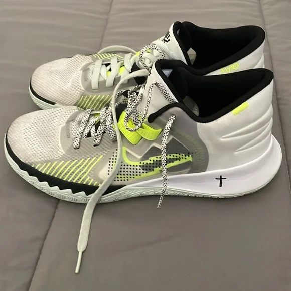 Kyrie flytrap - Picture 2 of 5